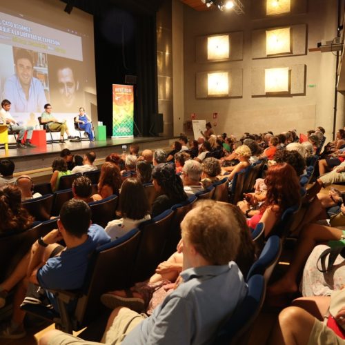foto del Foro Social 2025 y de su público en el Teatro Municipal de Benicàssim.