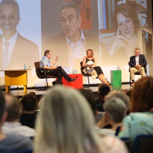 Imagen con tres ponentes del Foro Social y el público en el Teatro Municipal de Benicàssim